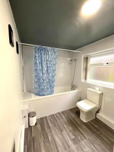 ein weißes Bad mit einem WC und einem Fenster in der Unterkunft THE PORT House in Birmingham