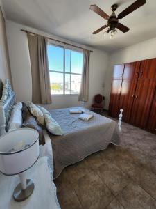 a bedroom with a bed and a ceiling fan at AMPLIO DEPARTAMENTO CENTRICO in San Pedro