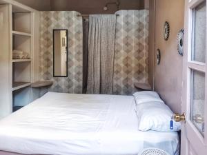1 dormitorio con cama y ventana en Riad Lola, en Sayulita