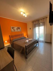 1 dormitorio con 1 cama con pared de color naranja en ENJOY MARTA en Marta
