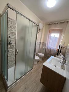 マルタにあるENJOY MARTAのバスルーム(シャワー、洗面台、トイレ付)