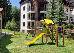 Herní místnost nebo prostor pro děti v ubytování PinePino Borovets, aparthotel Borovets Gardens A60