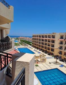 uma vista a partir da varanda de um hotel com duas piscinas em SELENA BAY RESORT HURGHADa em Hurghada