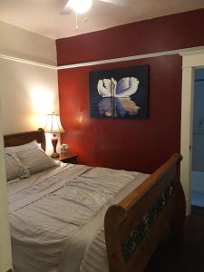 sypialnia z łóżkiem i czerwoną ścianą w obiekcie Entire cozy home in U-District w mieście Seattle
