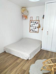 1 dormitorio con 1 cama y 1 silla en Maison 100m² proche sites JO2024, en Élancourt