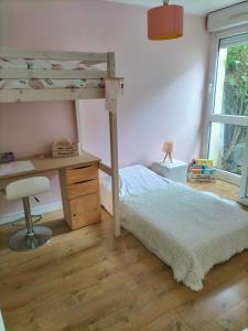 a bedroom with two bunk beds and a desk at Maison 100m² proche sites JO2024 in Élancourt