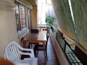 アリカンテにあるApartment El Solcitoのバルコニー(木製テーブル、白い椅子2脚付)