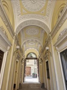 ozdobny korytarz w budynku z sufitem w obiekcie Casa Setter w Turynie