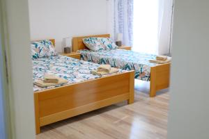 1 dormitorio con 2 camas, 1 cama y espejo en Studio Petra en Soko Banja