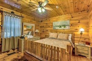 una camera con un letto in una baita di tronchi di Cozy Tellico Plains Getaway with Deck, Fire Pit a Tellico Plains