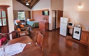um quarto com uma cozinha e uma sala de estar em Aldea de los Pajaros em Villa General Belgrano