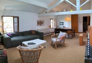 a living room with a couch and a table at Maison Seillans les Fontaines in Seillans