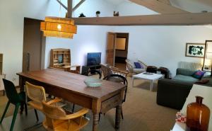 Maison Seillans les Fontaines في سيلانس: غرفة معيشة مع طاولة وكراسي خشبية