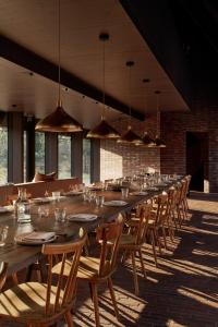 a long dining room with a long table and chairs at Michelberger Farm in Vetschau