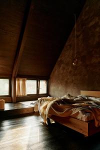 a bedroom with a large bed in a attic at Michelberger Farm in Vetschau
