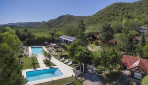 een luchtzicht op een resort met een zwembad bij Aldea de los Pajaros in Villa General Belgrano