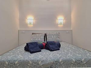 two bags sitting on top of a bed with two lights at Casa Bonita Vista - Playa del Inglés in San Bartolomé de Tirajana +20 photos