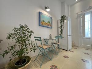 une pièce avec une table, des chaises et une plante en pot dans l'établissement Lux Domus, à Bari