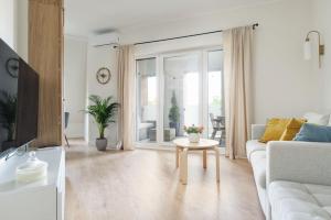 uma sala de estar com um sofá e uma mesa em LUNA Apartment em Toruń