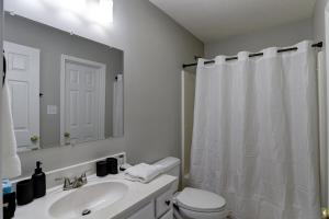 Ванная комната в South Asheville Townhome 12 B +12 фотографий