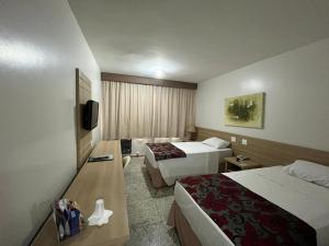 um quarto de hotel com duas camas e uma televisão em Hotel Nacional Inn Campinas Trevo em Campinas