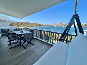 balcone con tavolo e vista sull'oceano di Sounio - Waterfront Luxury Spa Villa Pounta Zeza 170 sqm on Private Beach a Sounio
