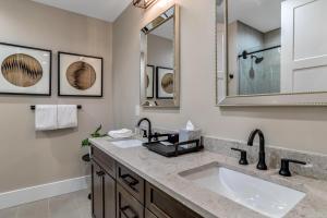 La salle de bains est pourvue d'un lavabo et d'un miroir. dans l'établissement Unbelievable Downtown Condo, à Asheville