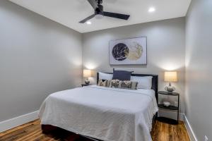 - une chambre avec un lit et un ventilateur de plafond dans l'établissement Unbelievable Downtown Condo, à Asheville