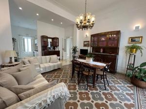 un salon avec un canapé et une table dans l'établissement Lux Domus, à Bari