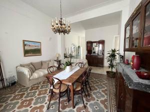 un salon avec une table et un canapé dans l'établissement Lux Domus, à Bari