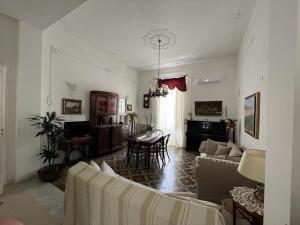 un salon avec un canapé et une table dans l'établissement Lux Domus, à Bari