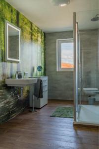 La salle de bains est pourvue d'une baignoire, d'un lavabo et d'une douche. dans l'établissement Ferienwohnung Nadine Petschler, à Obereisenheim