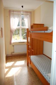 1 dormitorio con 2 literas y ventana en Folsom en Årjäng