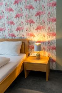 Cette chambre comprend deux lits et une table avec une lampe. dans l'établissement Ferienwohnung Nadine Petschler, à Obereisenheim