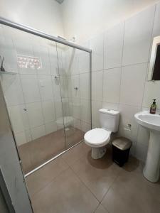 y baño con ducha, aseo y lavamanos. en HOSTEL GIRASSOL, en Ponte Alta do Tocantins