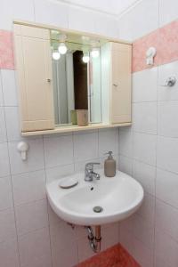 a bathroom with a sink and a mirror at Κεντρικό κομψό ήσυχο στούντιο. in Ámfissa