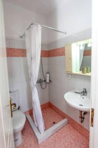 a bathroom with a toilet and a sink at Κεντρικό κομψό ήσυχο στούντιο. in Ámfissa