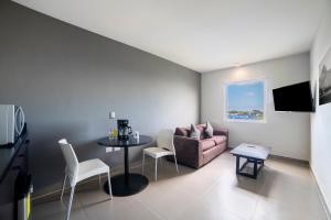 Телевизор и/или развлекательный центр в City Express Junior by Marriott Ciudad del Carmen Aeropuerto