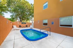 una piscina en medio de un patio en City Express Junior by Marriott Ciudad del Carmen Aeropuerto, en Ciudad del Carmen