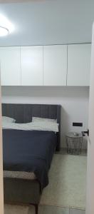 um quarto com uma cama e um tecto branco em New and comfortable apartments em Uzhhorod