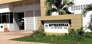 a building with a sign in front of it at Apto de 3 habitaciones con ventiladores y parqueadero comunal in Valledupar