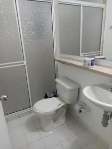 a bathroom with a toilet and a shower and a sink at Apto de 3 habitaciones con ventiladores y parqueadero comunal in Valledupar