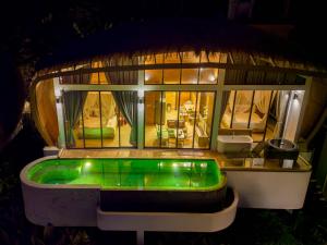 mały dom z zieloną podłogą w pokoju w obiekcie Three Monkeys Villas w Patong Beach