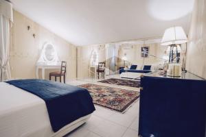 een slaapkamer met een bed en een woonkamer bij La Maison de Monique - Luxury Villa - 8 Beds, Outdoor Fireplace, Golf! in Marco Simone