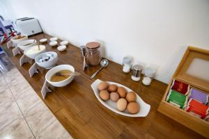 ein Zimmer mit einem Tisch mit Eiern darauf in der Unterkunft Hosteria Patagonia in El Calafate