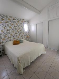 a bedroom with a bed with a white blanket at Chambre d'hôte au cœur des Alpilles in Mouriès