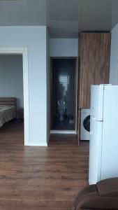 eine Küche mit einem weißen Kühlschrank im Zimmer in der Unterkunft OLEG GORGILADZE in Batumi
