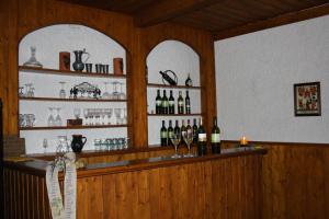 The lounge or bar area at Gästehaus zum See