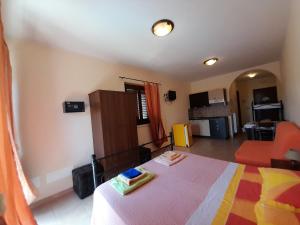 ein Schlafzimmer mit einem Bett und ein Wohnzimmer in der Unterkunft Villa Maria Pia in Montebello di Bertona