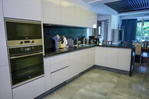 Köök või kööginurk majutusasutuses Solmare Apartments & Suites